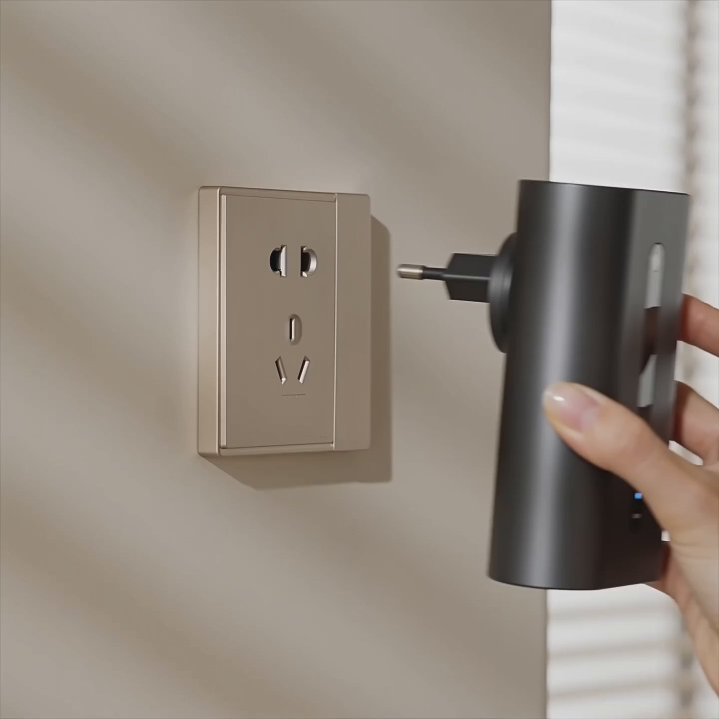 Video laden: Aroma Diffuser - Pluggy™ - Zwart 60m² - APP (Wi-Fi)